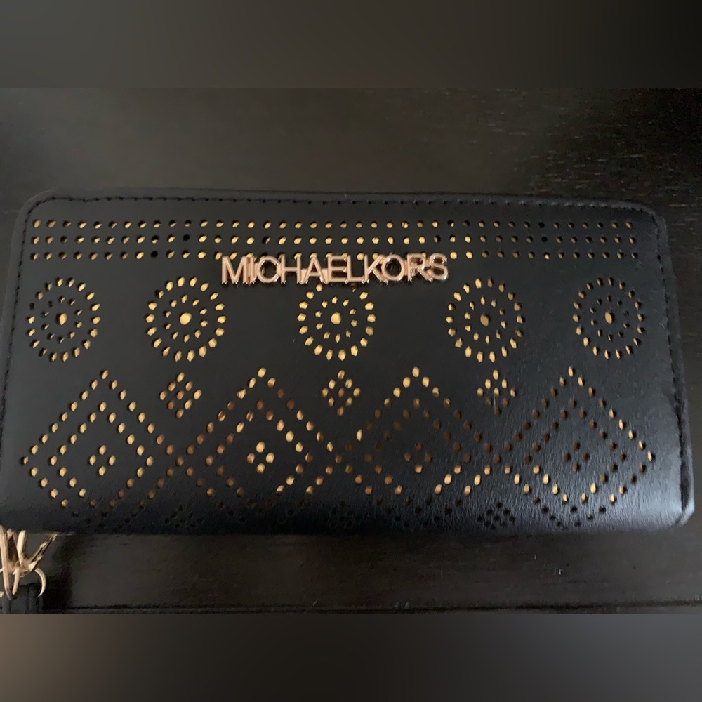 Women’s fashion wallet/ wristlet. Brand new, NO BRAND